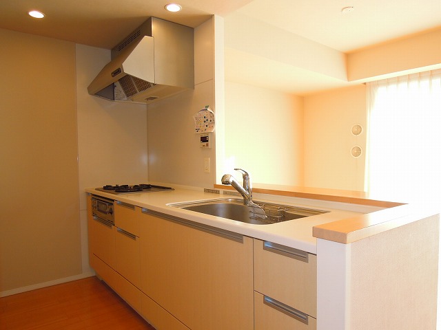 Kitchen. Ease cuisine in spacious kitchen! 