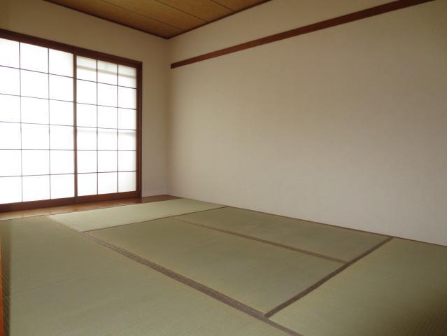 Non-living room. South 6.0 Pledge of Japanese-style room. Tatami mat replacement, I made a paste sort of sliding door.
