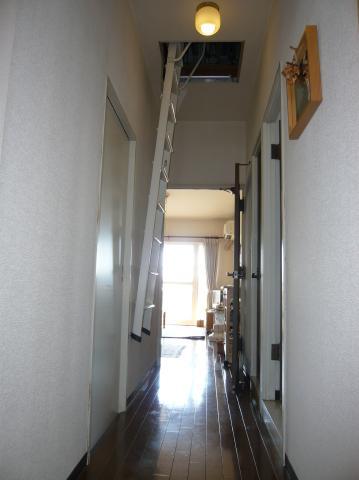 Other introspection. There is attic storage (11.53 sq m) is in the hallway the top.