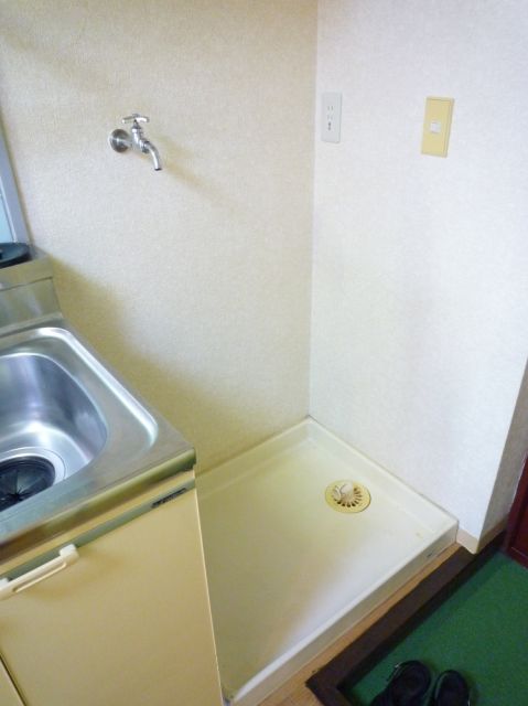 Other room space. Waterproof bread with a Laundry Area