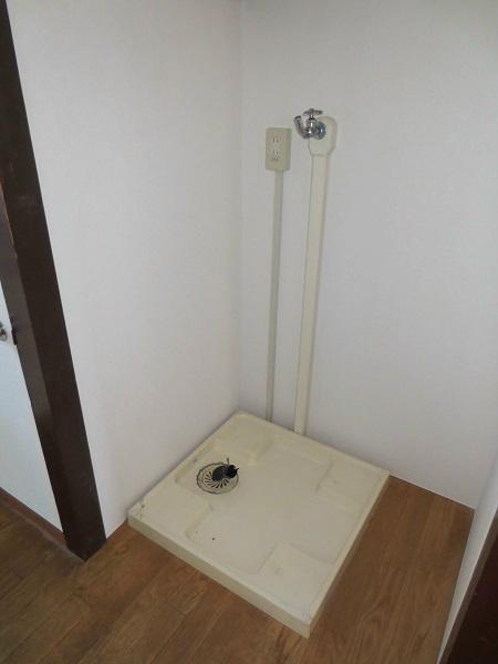 Wash basin, toilet. Waterproof bread have been installed for washing.