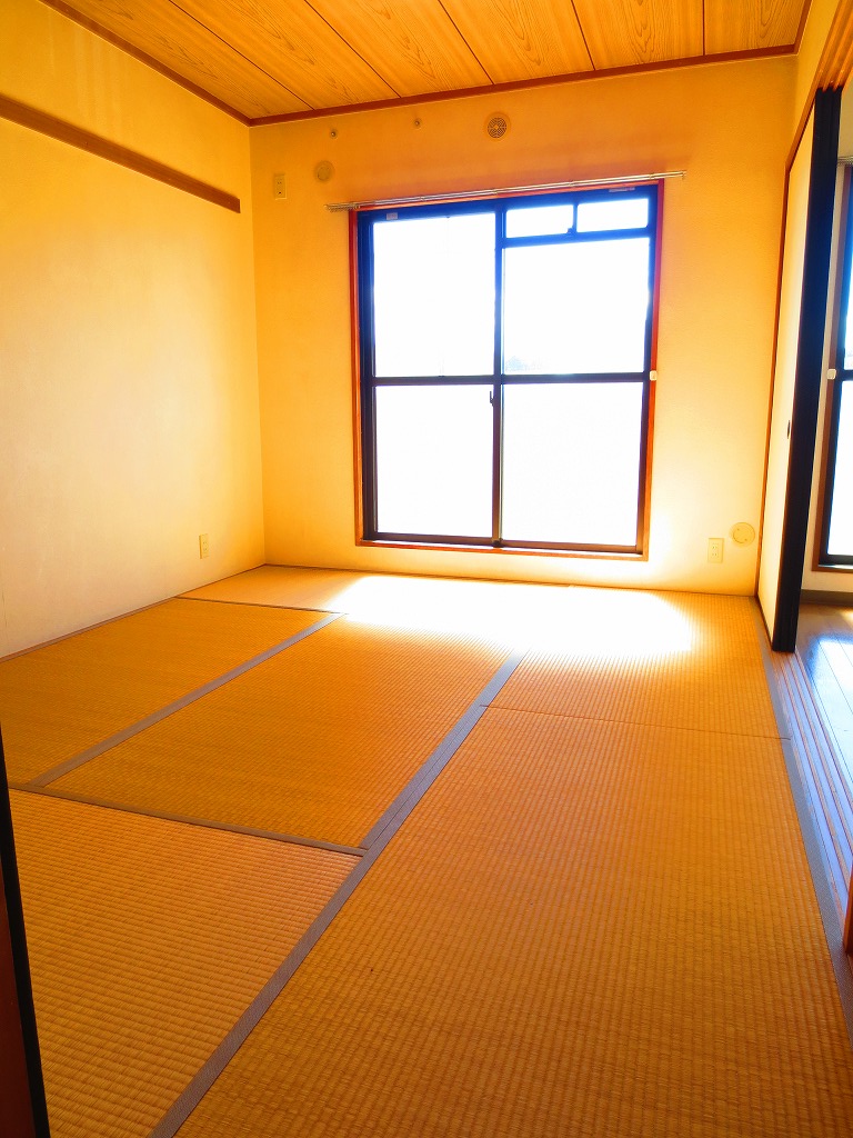 Living and room. The calm of the dip in the tatami rooms