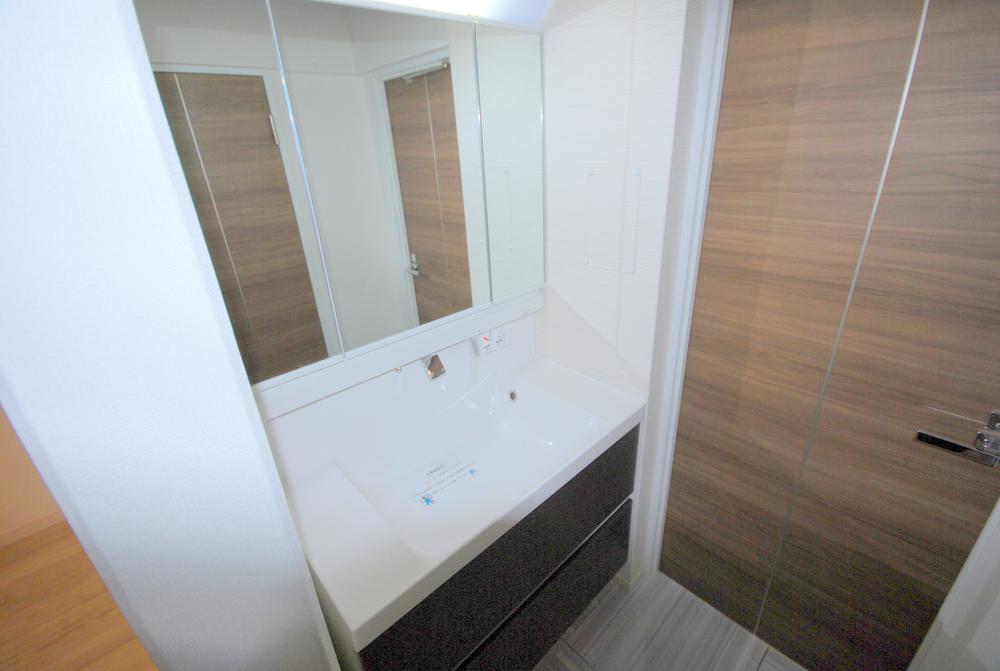 Wash basin, toilet. Local (12 May 2013) Shooting