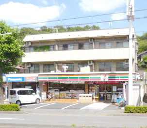 Convenience store. 150m to Seven-Eleven (convenience store)