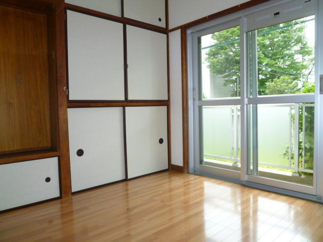 Non-living room. It is the south side of the Western-style. It has been changed from the Japanese-style Western-style.
