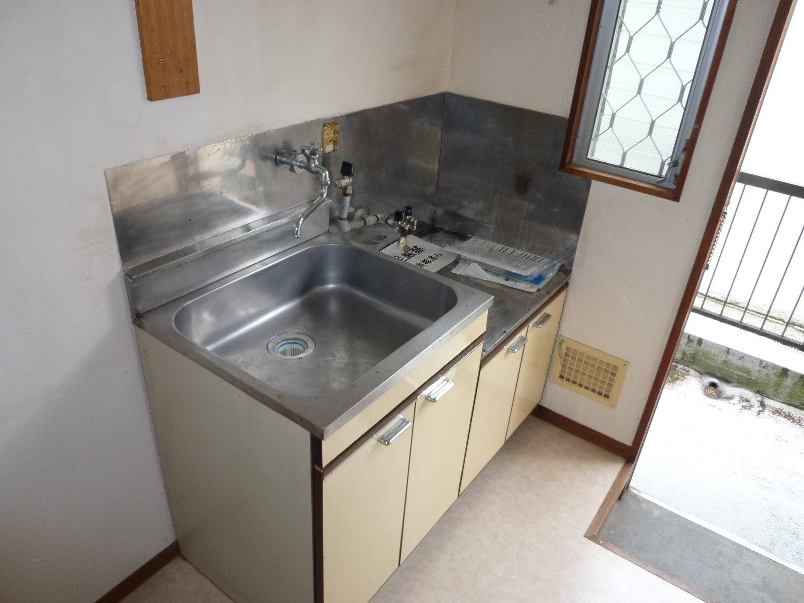Kitchen. Stove can be installed! 