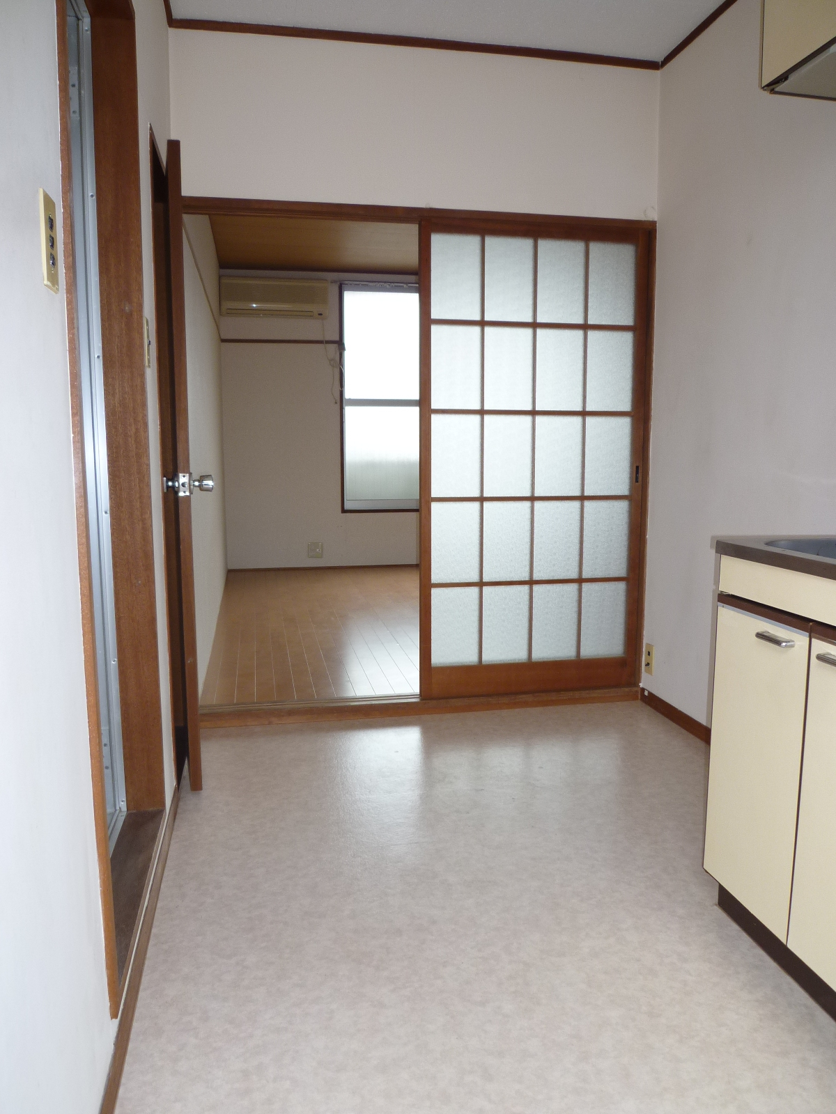 Other room space. Kitchen from the front door ・ Overlooking the living room! There partition door! 