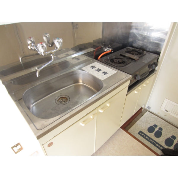 Kitchen. Gas stove installation type of kitchen. Recommended for those favorite dishes.