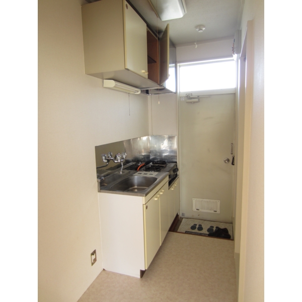 Kitchen. Entrance, kitchen. There is space put the refrigerator.