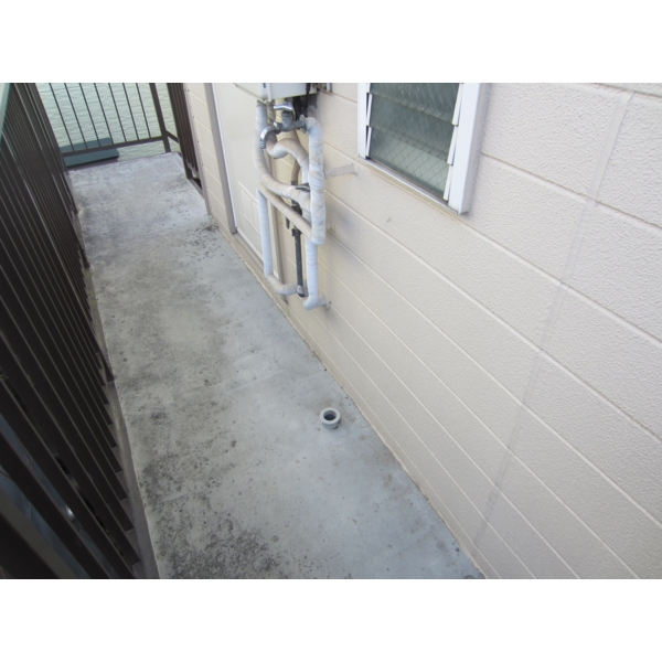 Other. Washing machine storage is in the shared hallway. Easy to use minute not a veranda.