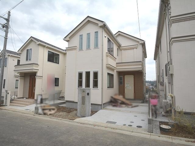 Local appearance photo. 4 Building (center) Nearing completion