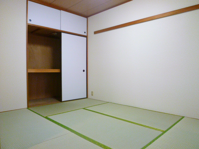 Other room space. Also there is a bright and calm Japanese-style room.