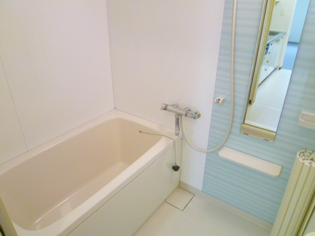 Bath. Tub that can stretch the foot mirror also with