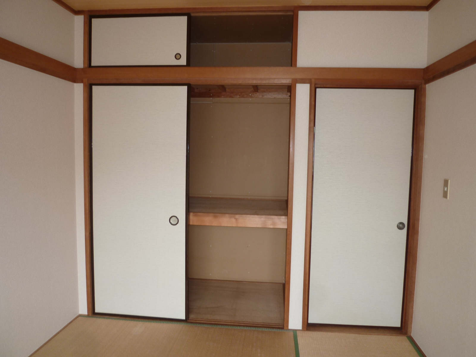Receipt. Storage of Japanese-style room! With upper closet! 