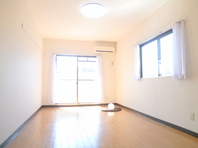 Living and room. Good hit southeast yang, It is very bright rooms