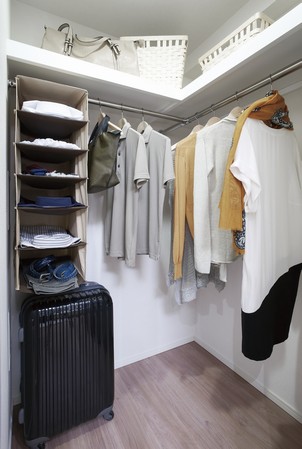 Walk-in closet that clothing can store plenty. Shelf is provided at the top, Also neat storage small items such as bags