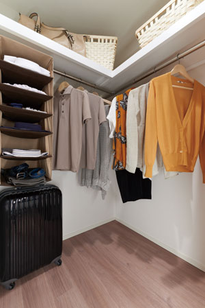 Interior.  [Walk-in closet] Plenty can hold clothing and accessories in the Western-style, And out is easy.