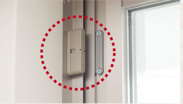 Security.  [Established the opening and closing sensor into the opening] (Except for the FIX) window at the time of the sensor settings and when the front door is opened an alarm sound, Control room ・ Management company ・ Automatically reported to the security company.