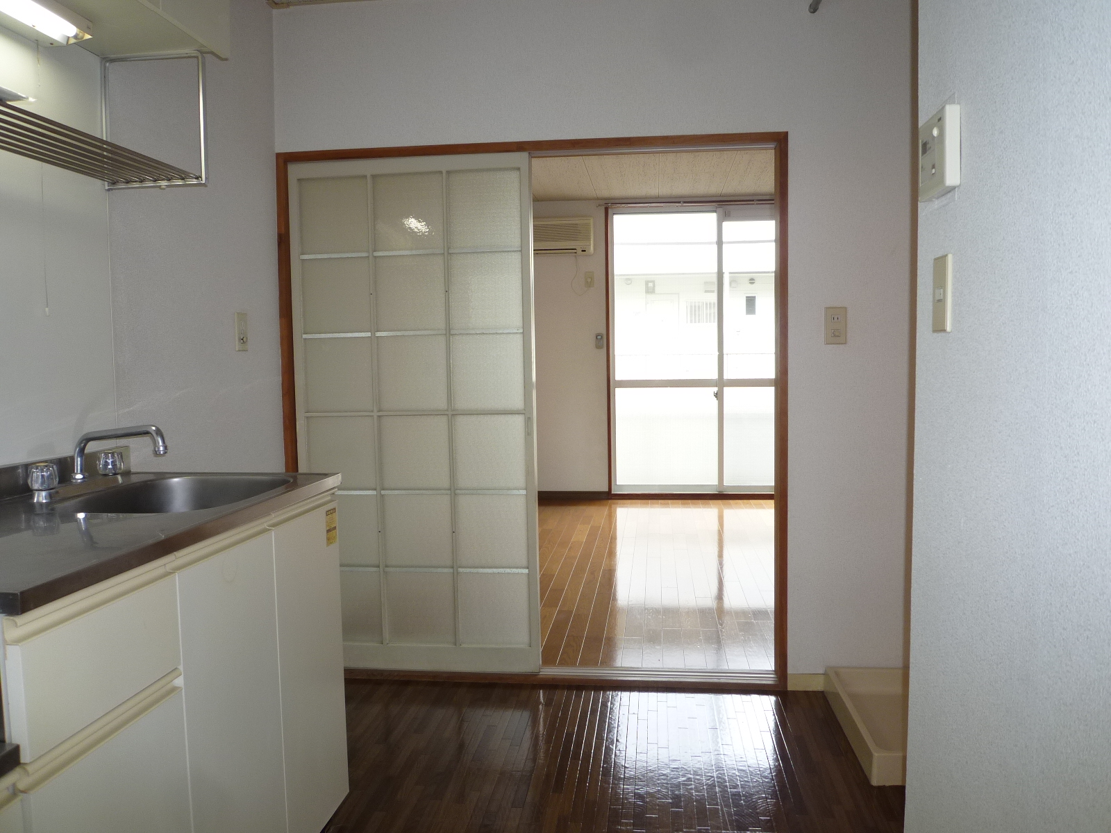 View. Kitchen from the front door ・ Overlooking the living room.