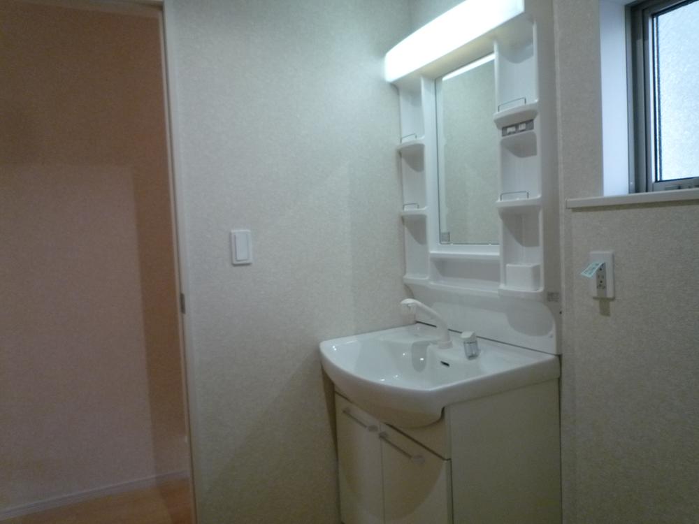 Wash basin, toilet. Building 2 room (December 2013) Shooting
