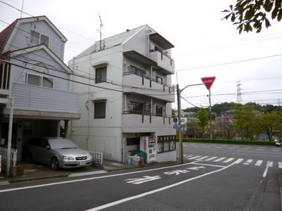 Building appearance.  ☆ Located on the road, South is facing ☆ 