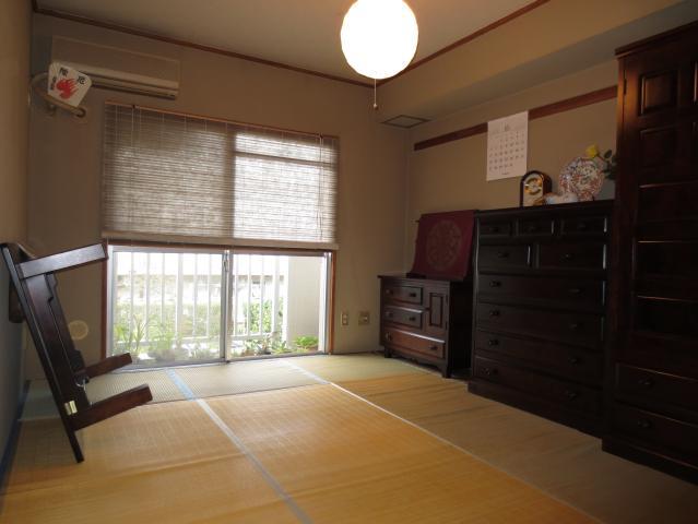 Non-living room. North of the Japanese-style room.