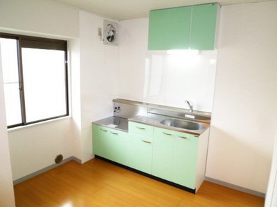 Living and room. Easy ventilation because there is next to the kitchen window