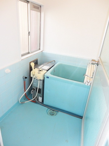 Bath. Bathroom with ventilation window