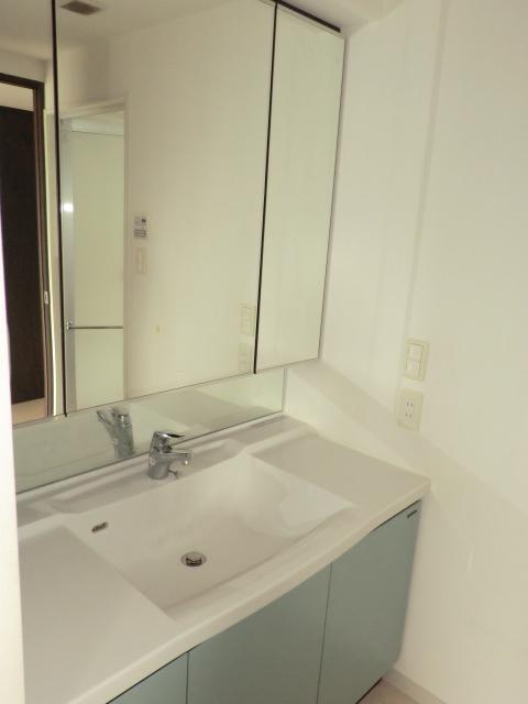 Wash basin, toilet. Wash basin