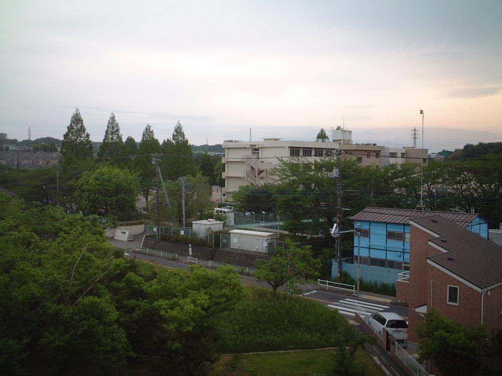 Hill photo. It is seen from the hill site (May 2012) shooting  ※ View the Wada Junior High School from building