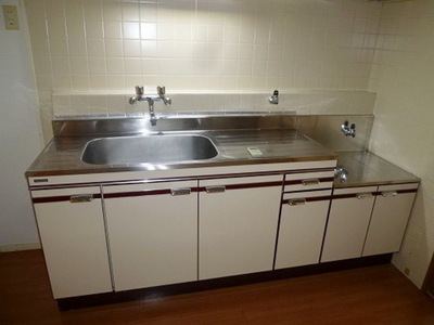 Kitchen. 2-neck is a gas stove can be installed