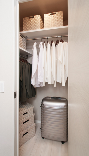 Interior.  [Walk-in closet] Walk-in closet, which boasts a high storage capacity. You can clean organize the clothing of all seasons.  ※ Except other B type.