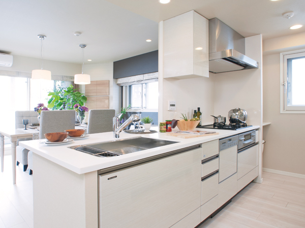 Kitchen.  [kitchen] The kitchen is, Thinking of people who use the first, It has incorporated a variety of proposals. Also it has secured widely cooking space. Various family, Enjoy the kitchen work in accordance with the living, It is a comfortable space.