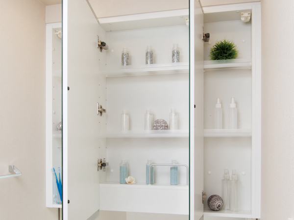 Bathing-wash room.  [Three-sided mirror with vanity] Providing a wide three-sided mirror, It adopted the surface material of the white system, Vanity full of cleanliness. The mirror surface back, Also it has secured storage space.