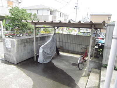 Other common areas. It is a roof with bicycle parking