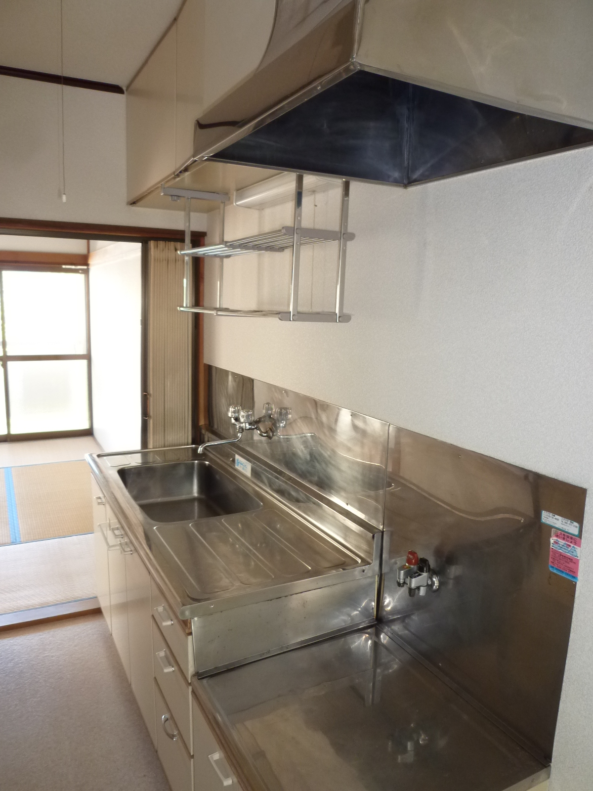 Kitchen. Wide kitchen! Two-burner stove can be installed! 