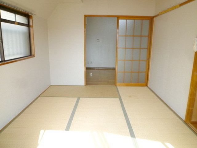 Other room space. Slowly in the Japanese-style room