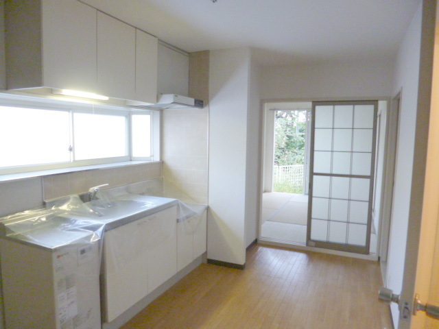 Living and room.  ☆ Spacious dining kitchen ☆