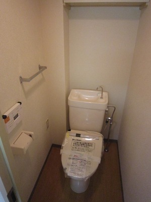 Toilet.  ※ Photo those of the same type separate room. 