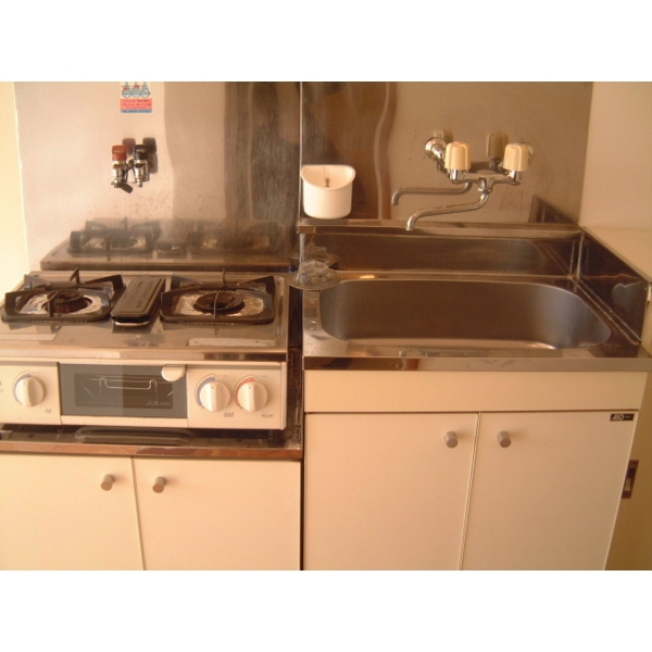 Kitchen. Two-neck with gas stove. It is recommended for those who love cooking.