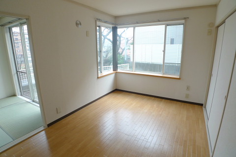 Other room space. Insert a bright light from the bay window provided in the south-facing