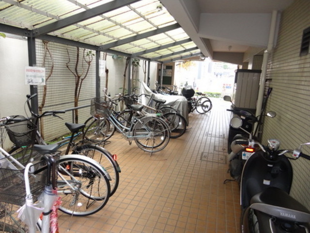 Parking lot.  ☆ It is a roof with bicycle parking ☆