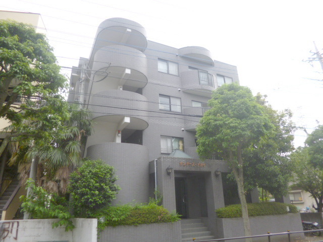 Building appearance. This apartment of four-storey