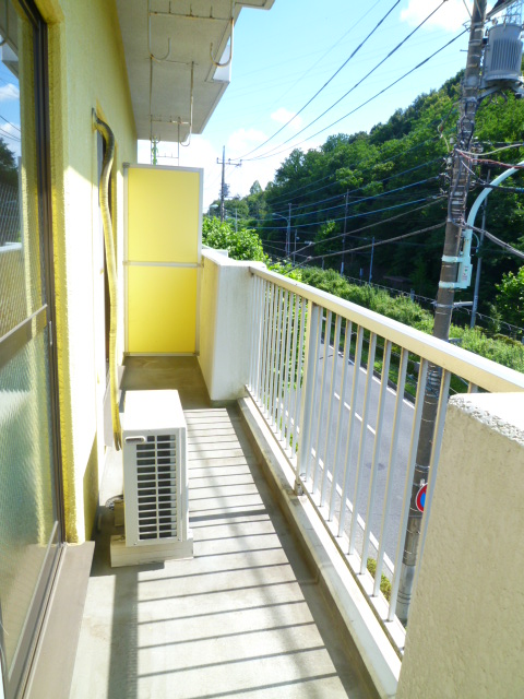Balcony. Spacious balcony space of good per yang