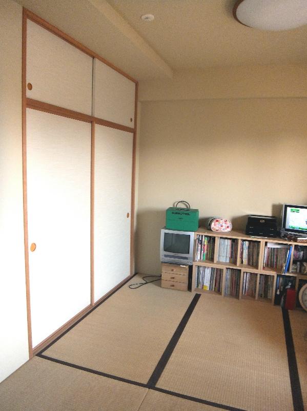 Other. Japanese-style room that follows the living
