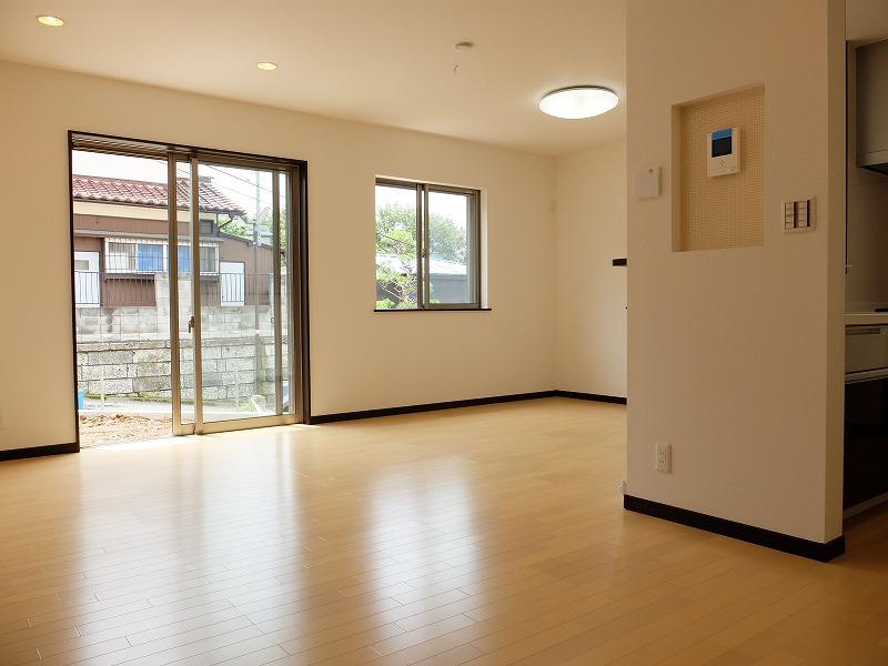 Living. Facing south in a bright living room ・ dining