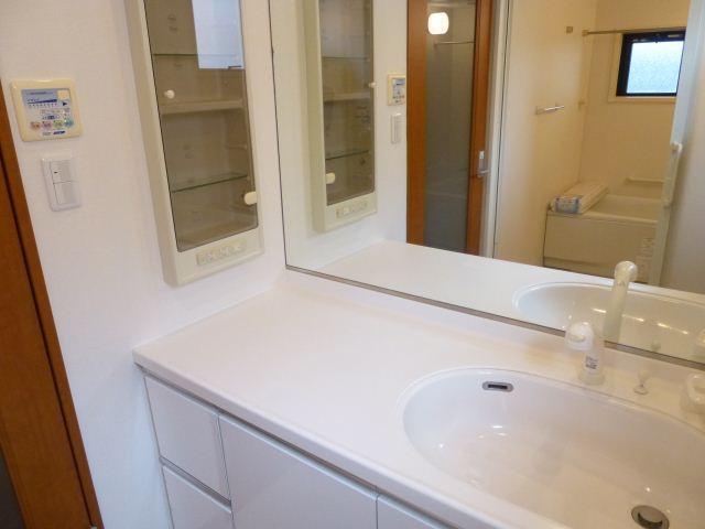 Washroom. ◇ is a wash basin with a large mirror ◇