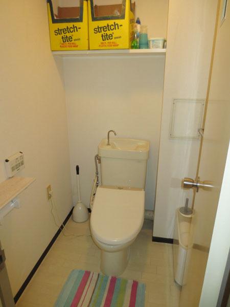 Toilet. (Toilet) is a spacious toilet. There is also a toilet paper, etc. storage rack is also available.