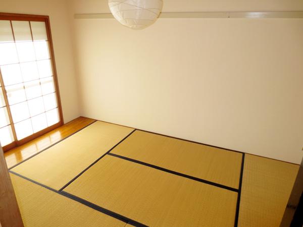 Non-living room. (Japanese-style) brightly in the south of the Japanese-style room, Storage capacity of the closet also has also attached upper closet there is plenty.