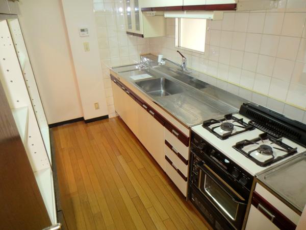 Kitchen. (Kitchen) is about 4 Pledge of kitchen. You can dishes while watching the children play in the living room.
